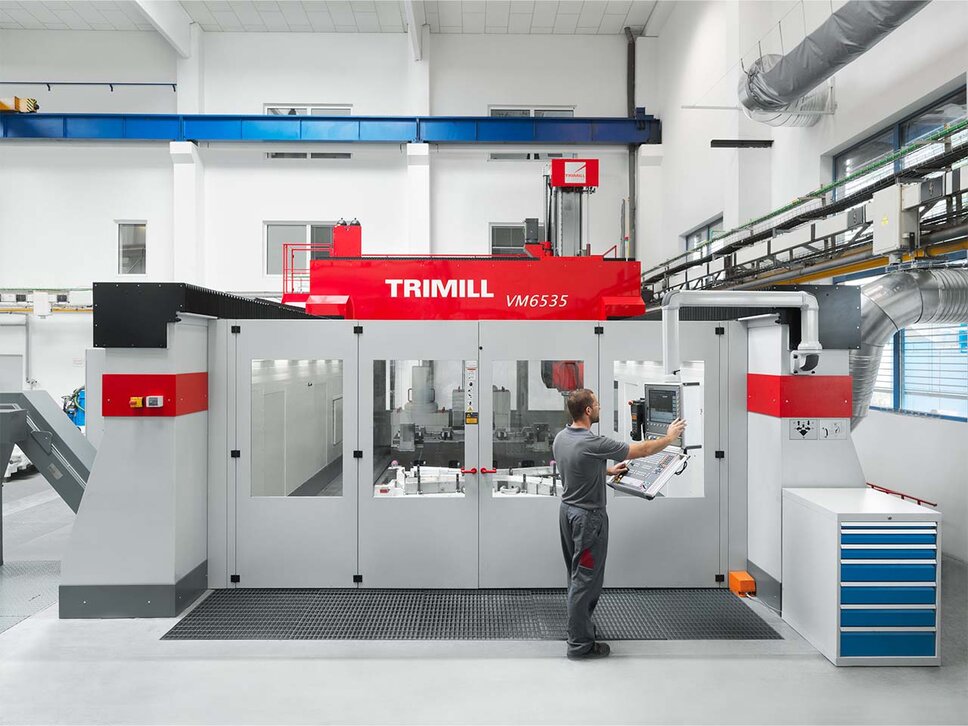 velké CNC obráběcí centrum Trimill VM6535 je naprogramováno na ovládacím panelu obráběcím technikem, který pak provádí CNC obrábění.