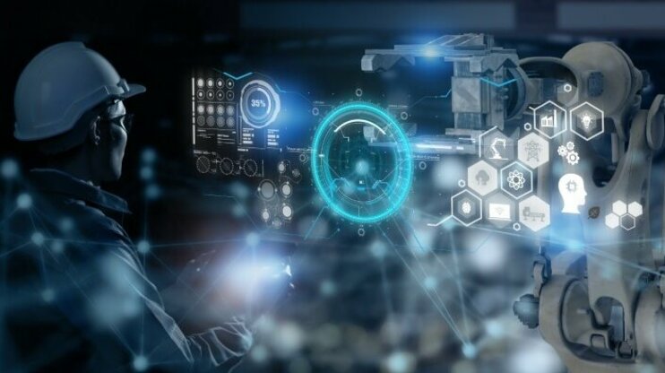 futuristische Darstellung der Prozesstechnik für das Presshärten, ein Ingenieur hält ein IPad und steuert damit einen Roboterarm, ein virtuelles Display mit Kennzahlen ist überblendet  