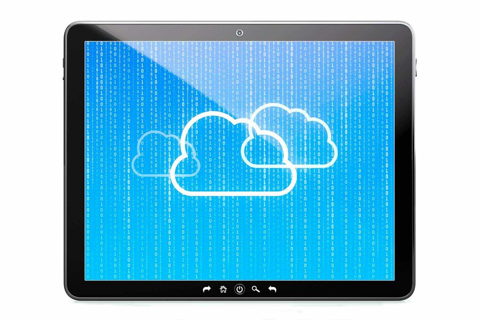 Ein Tablet zeigt drei Wolken sowie die Zahlen 0 und 1 auf dem Bildschirm.