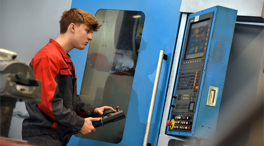 Na obrázku je vyučený nástrojař, který se soustředí na obsluhu elektroerozivního obráběcího stroje. Jeho ruce obratně ovládají stroj, zatímco on sám sleduje proces obrábění. Scéna vyvolává dojem ochoty učit se a praktických zkušeností s používáním vysoce přesných obráběcích strojů k výrobě vysoce kvalitních lisovacích a tvářecích nástrojů.