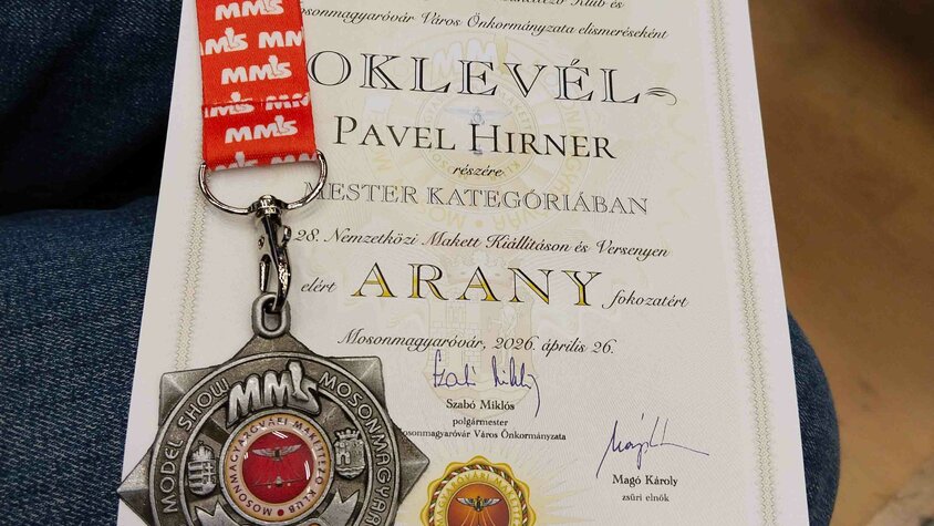 Urkunde und Medaille einer internationalen Modellbauausstellung in Mosonmagyaróvár aus dem Jahr 2026.