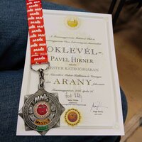 Urkunde und Medaille einer internationalen Modellbauausstellung in Mosonmagyaróvár aus dem Jahr 2026.