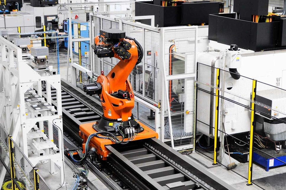 Dva obráběcí stroje s robotickým vybavením pro bezobslužnou výrobu v CNC obrábění