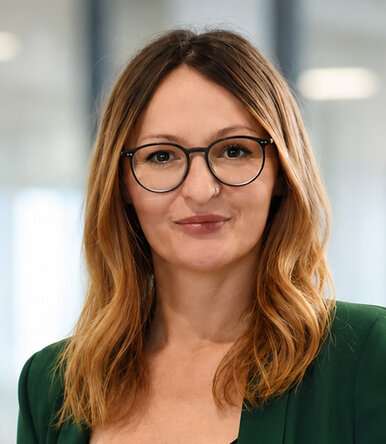Porträt Jasmina Tricic, Marketingleitung und Geschäftsführerassistentin bei weba Werkzeugbau