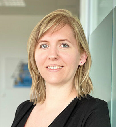 Stellenangebote in Steyr - Ansprechperson Porträt von Tanja Burghuber, Personalmanagerin bei weba Werkzeugbau, entspannt an einer Milchglaswand in Dietach lehnend, mit einem professionellen und freundlichen Ausdruck, betont durch die weiche Beleuchtung und den verschwommenen Hintergrund. Das Foto wird im Kontaktbereich der Stellenangebote in Steyr von weba Werkzeugbau verwendet.