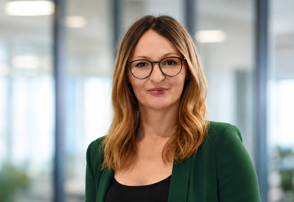 Porträt von Jasmina Tricic, Marketingleitung der weba Werkzeugbau in Dietach