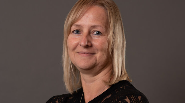 Porträt von Klaudia Weingartsberger, Mitarbeiterin im Vertriebsinnendienst bei weba, vor neutralem grauem Hintergrund.