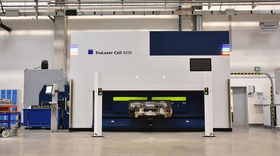 Vysoce přesný laserový řezací systém od výrobce Trumpf, vybavený pokročilou technologií, má integrovaný monitor a ovládací panel, který poskytuje uživatelsky přívětivé rozhraní pro ovládání systému během procesu laserového řezání.
