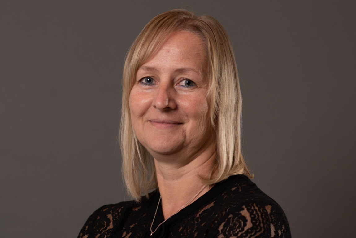 Porträt von Klaudia Weingartsberger, Mitarbeiterin im Vertriebsinnendienst bei weba, vor neutralem grauem Hintergrund.