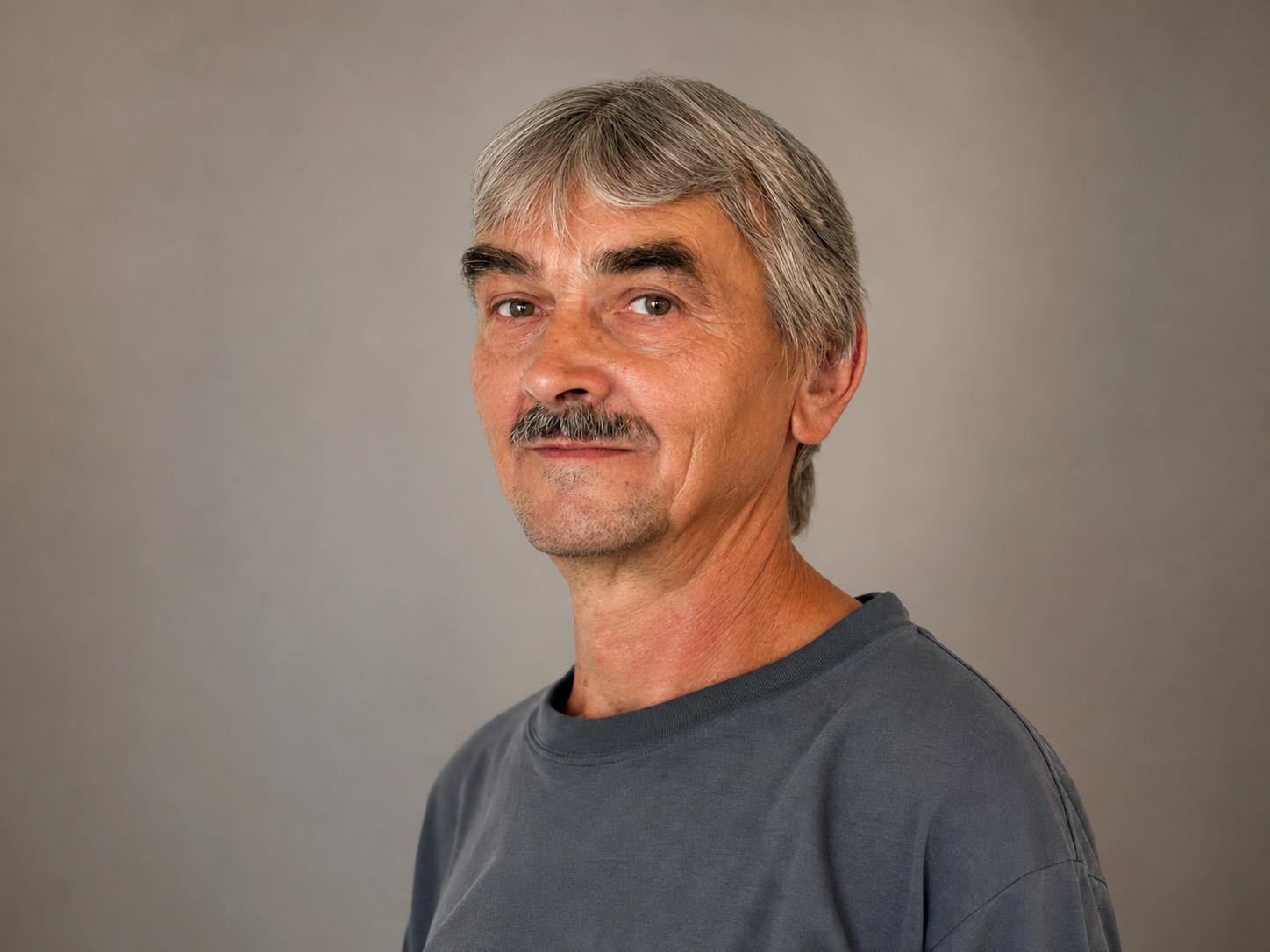 Professionelles Porträt von František Krumpolec vor einem dezent grauen Studiohintergrund.